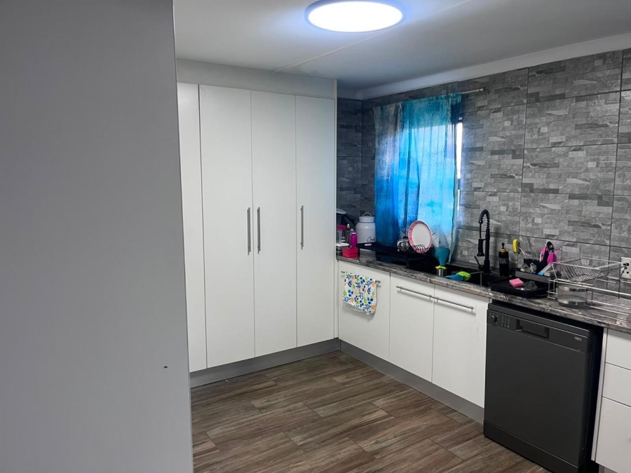 5 Bedroom Property for Sale in Langerug Western Cape